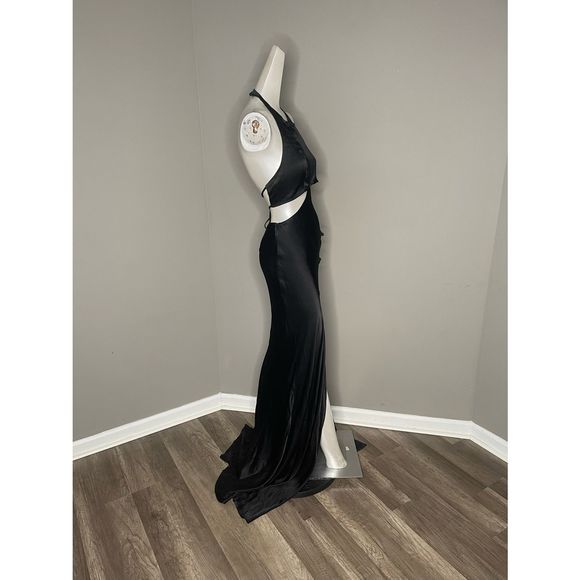 Sau Lee
Salome Cut-Out Satin Gown - Picture 7 of 10